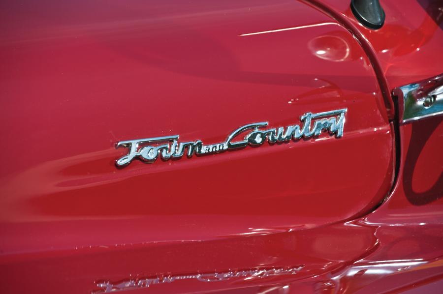 Логотип Chrysler Town & Country Convertible 1946 года  (фото 13 из 27)